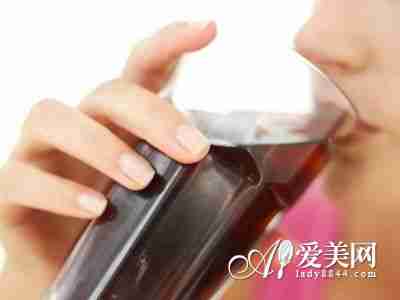  女人常喝可乐容易衰老 爱美别吃10种食物 