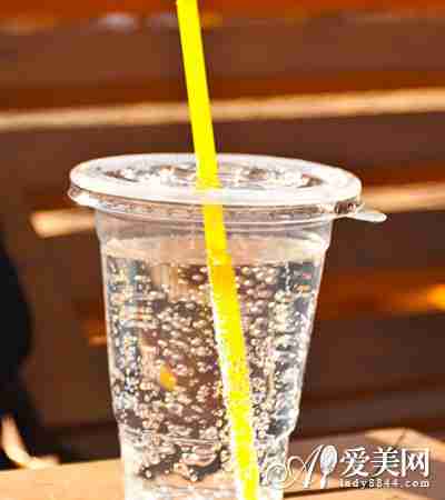  女人常喝可乐容易衰老 爱美别吃10种食物 